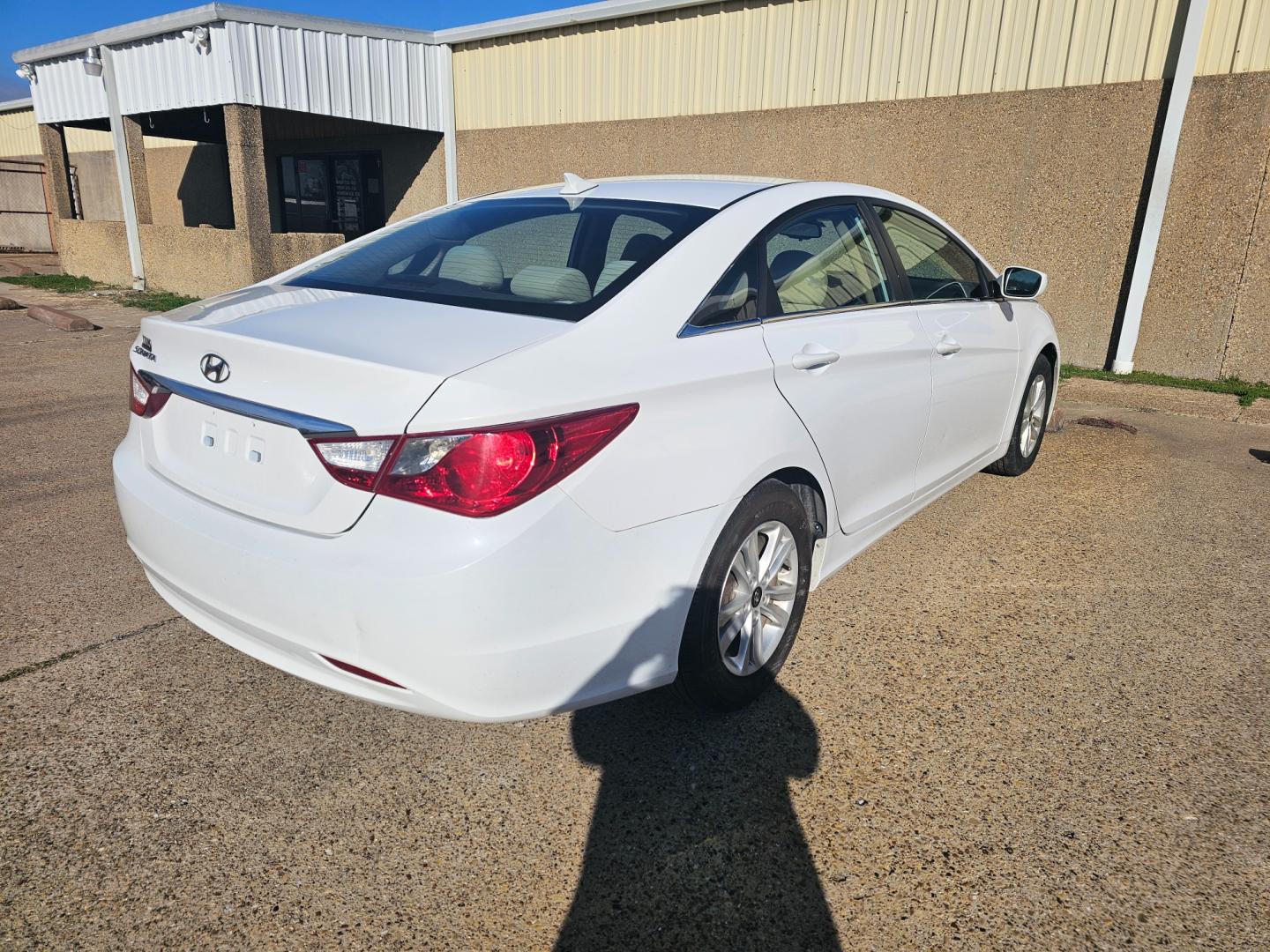 2013 WHITE Hyundai Sonata GLS (5NPEB4AC8DH) with an 2.4L L4 DOHC 16V engine, 6-Speed Automatic transmission, located at 533 S Seven Points BLVD, Seven Points, TX, 75143, (430) 255-4030, 32.313999, -96.209351 - Photo#2